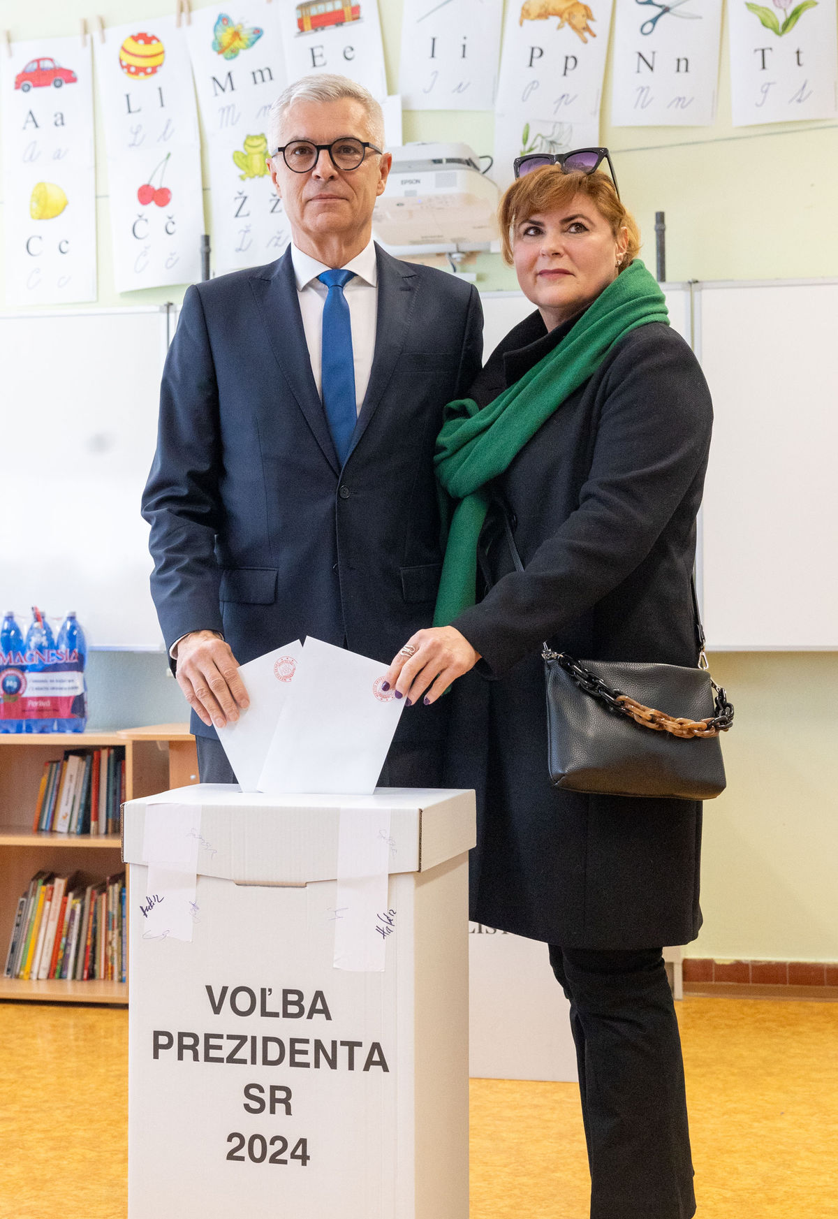 Ivan Korčok spolu s manželkou hádžu hlasovacie...