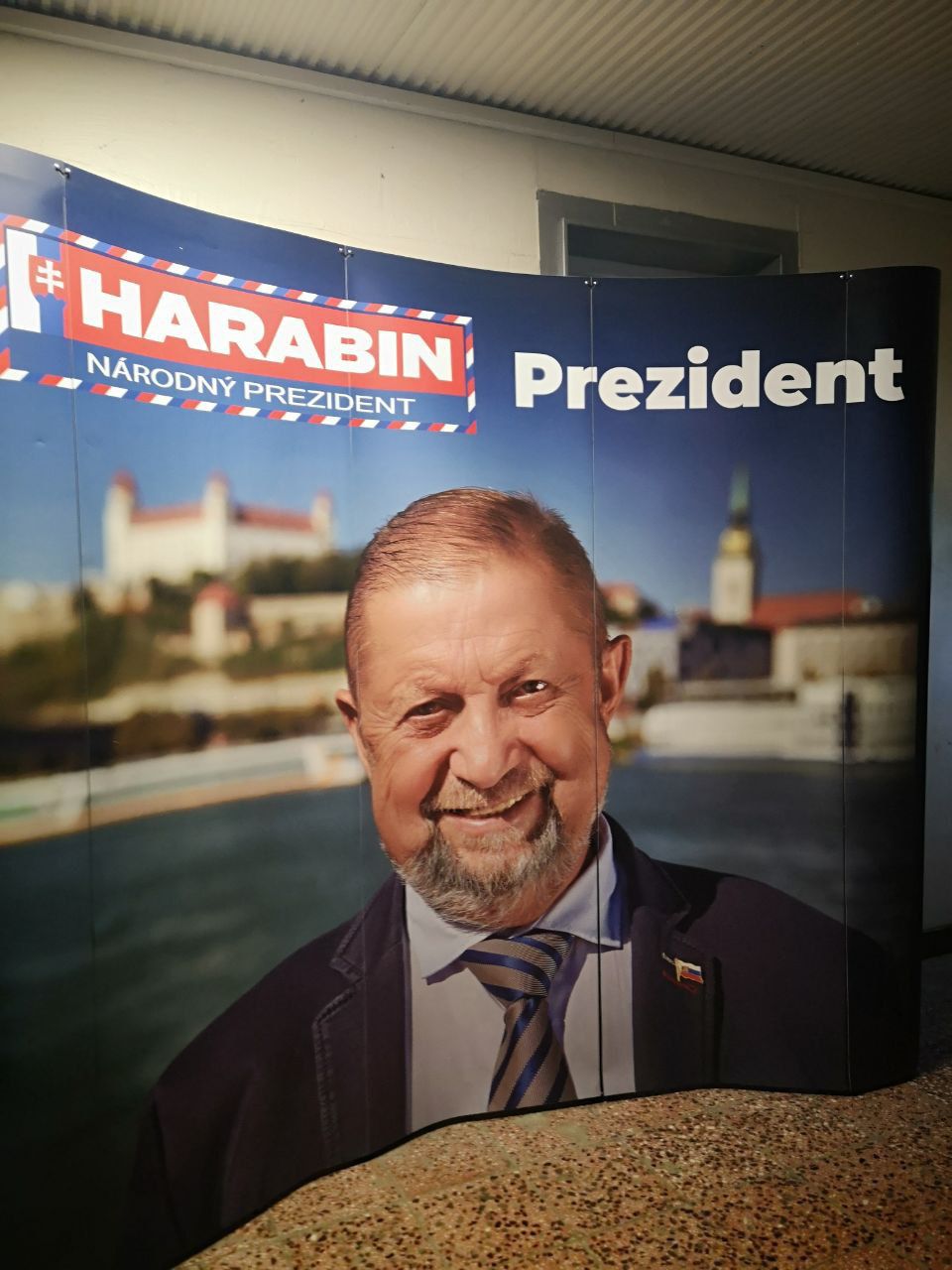 Plagát v štábe Štefana Harabina