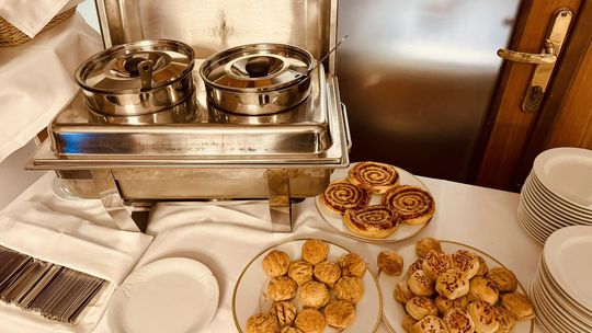 Pohostenie v tlačovej miestnosti volebného...