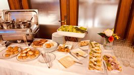 Pohostenie v tlačovej miestnosti volebného...