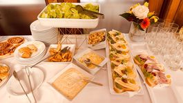 Pohostenie v tlačovej miestnosti volebného...