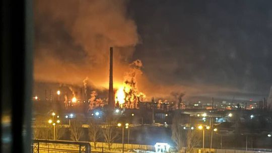 Ukrajinci spustili domino efekt: pálenie rafinérií dvíha Rusom ceny. Cieľom však môže byť niečo iné 
