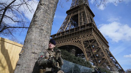 Po masakre pri Moskve sa Paríž obáva teroru. Tajné služby si všímajú nadšencov bojových športov
