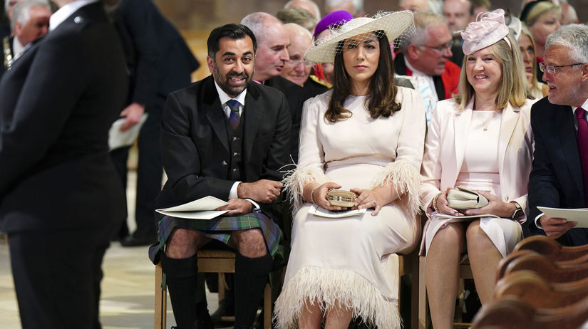 Škótsky premiér Humza Yousaf (prvý zľava),...