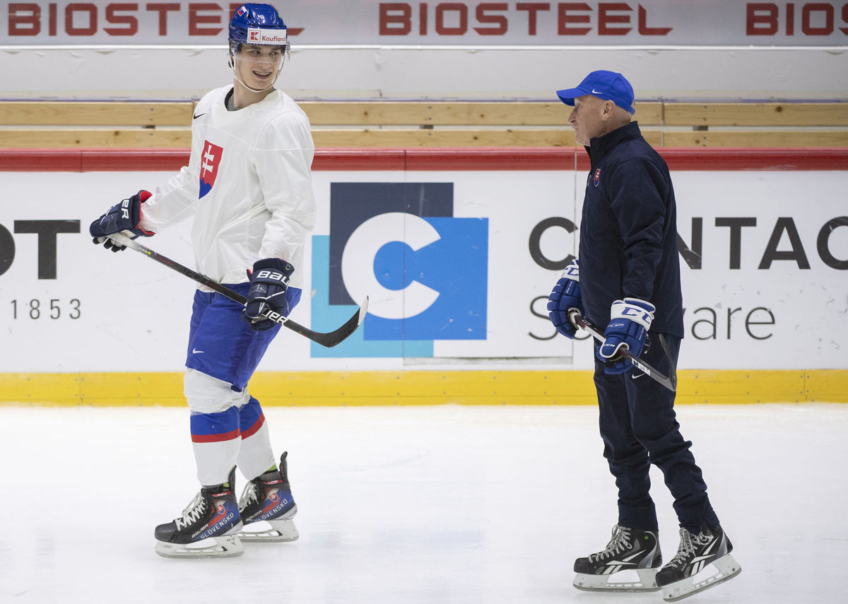 Juraj Slafkovský a Craig Ramsay.