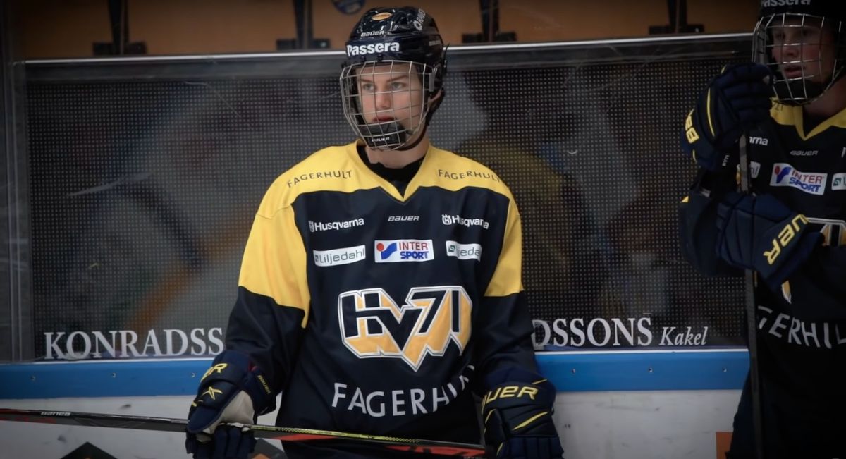 Connord Bedard v drese HV71 počas pandémie...