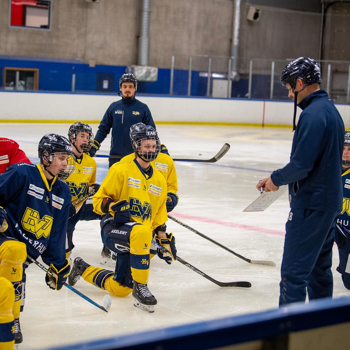 Jakub Hoferica a jeho mladí hráči v HV71.