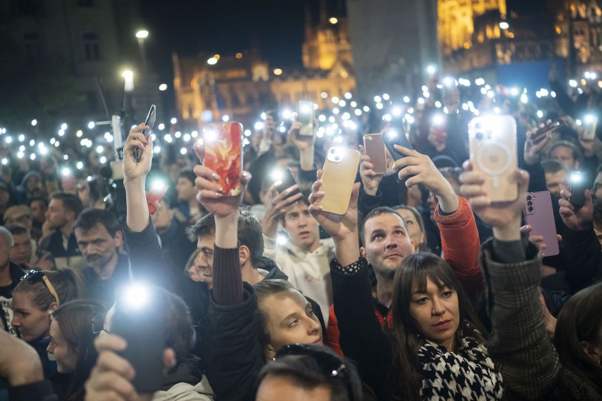 Ľudia počas protestu vedľa Kossuthovho námestia...