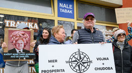 Protest občanov pred Mestským kultúrnym...
