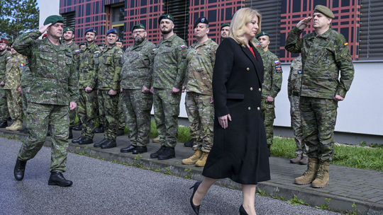 Garancia bezpečnosti či strata suverenity? Slovensko chráni povestný „bezpečnostný dáždnik“ z NATO už dvadsať rokov