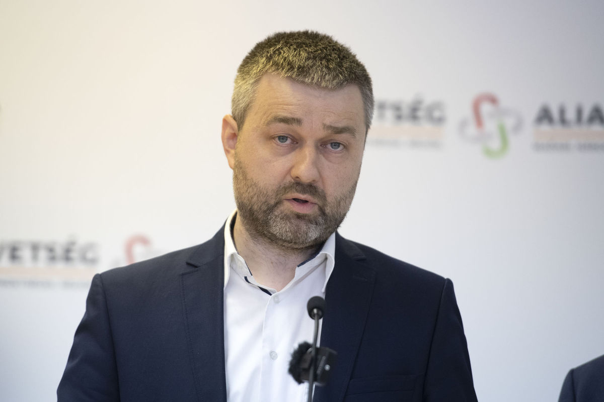 Na snímke člen predsedníctva mimoparlamentnej...