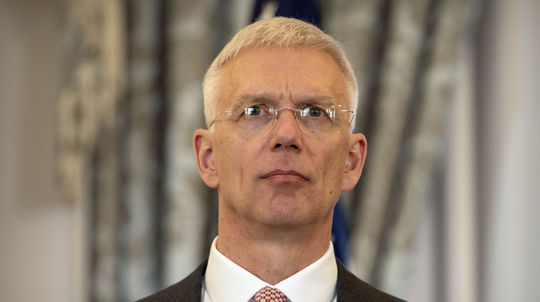 Šéf lotyšskej diplomacie Kariňš odstupuje pre trestné stíhanie