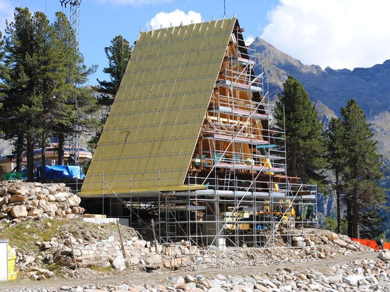 Zatepľovanie horskej chaty.