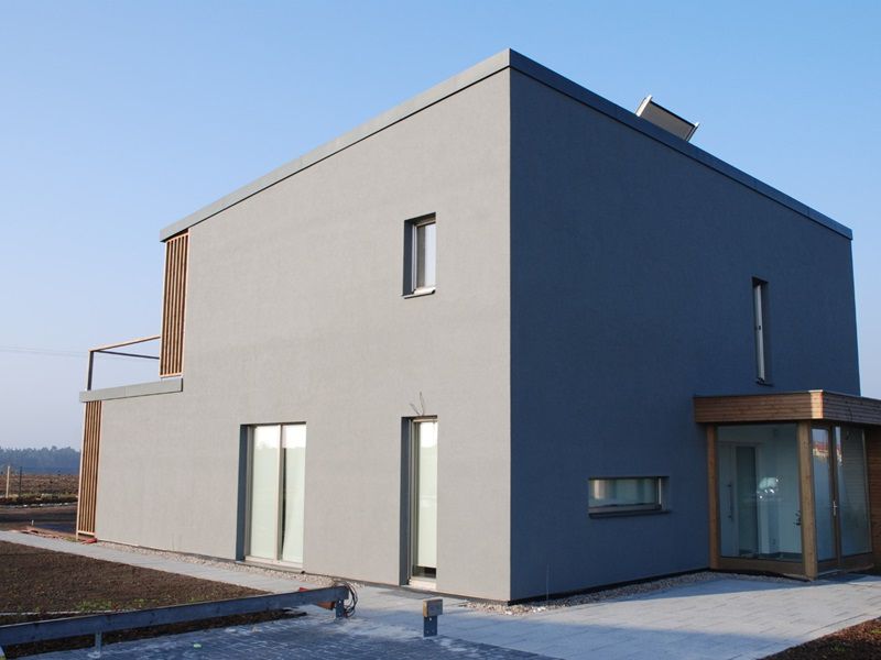 Zateplený moderný dom so šedou fasádou.