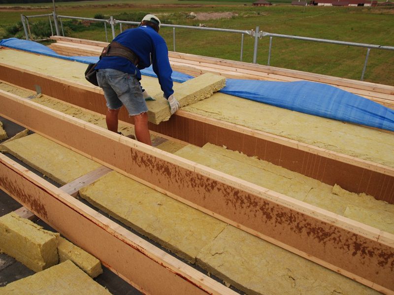 Muž pripravujúci materiál na zatepľovanie domu.