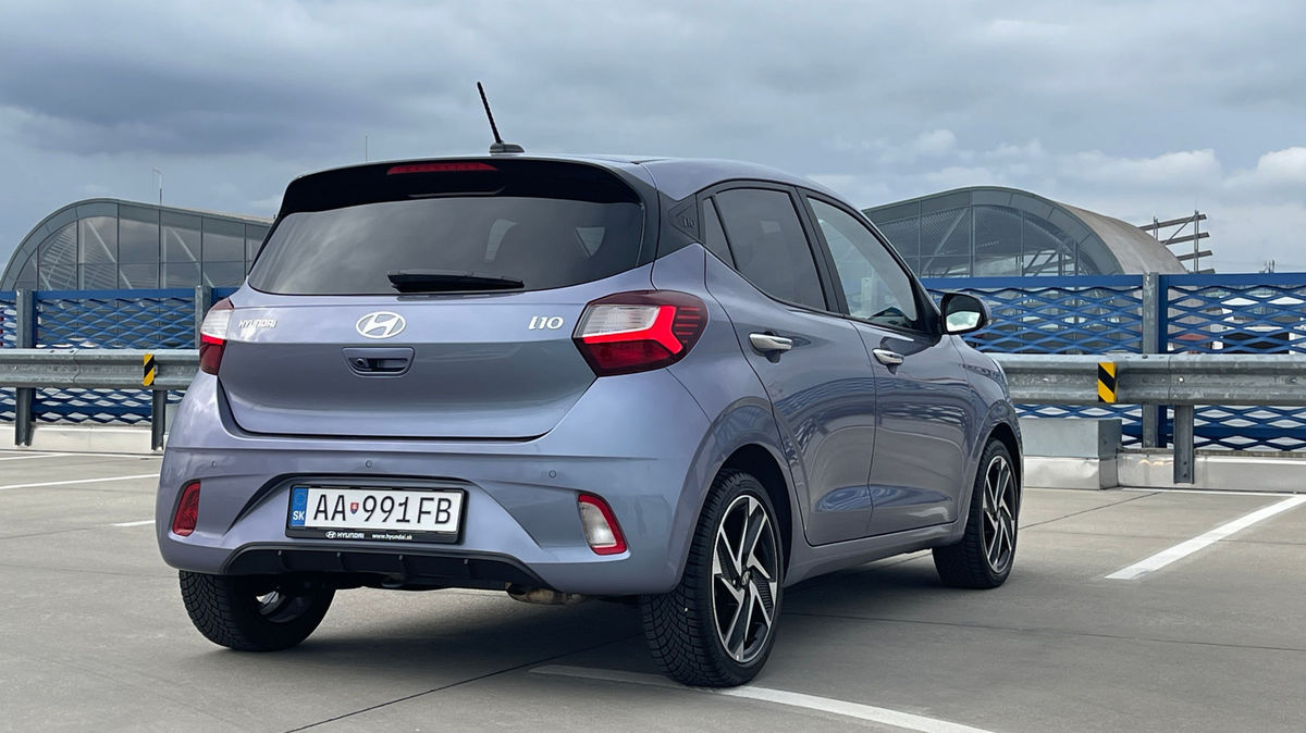 Vzadu nechýba typický LED svetelný podpis v...