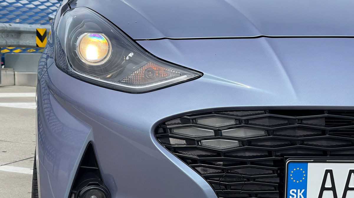 Takto zaujímavo sú zapracované denné LED svetlá...