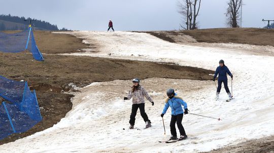 Na lyžiarskych tratiach by mohla byť prilba povinná až do 18 rokov, navrhujú poslanci SNS