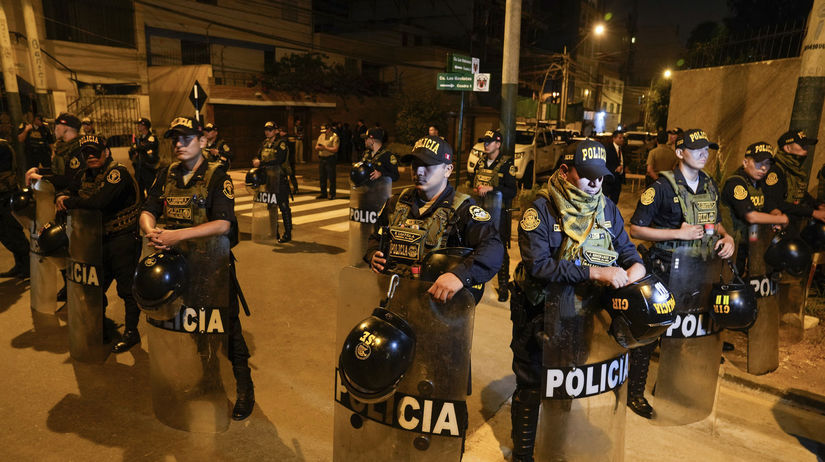 Polícia stráži vstup do domu prezidentky Diny...