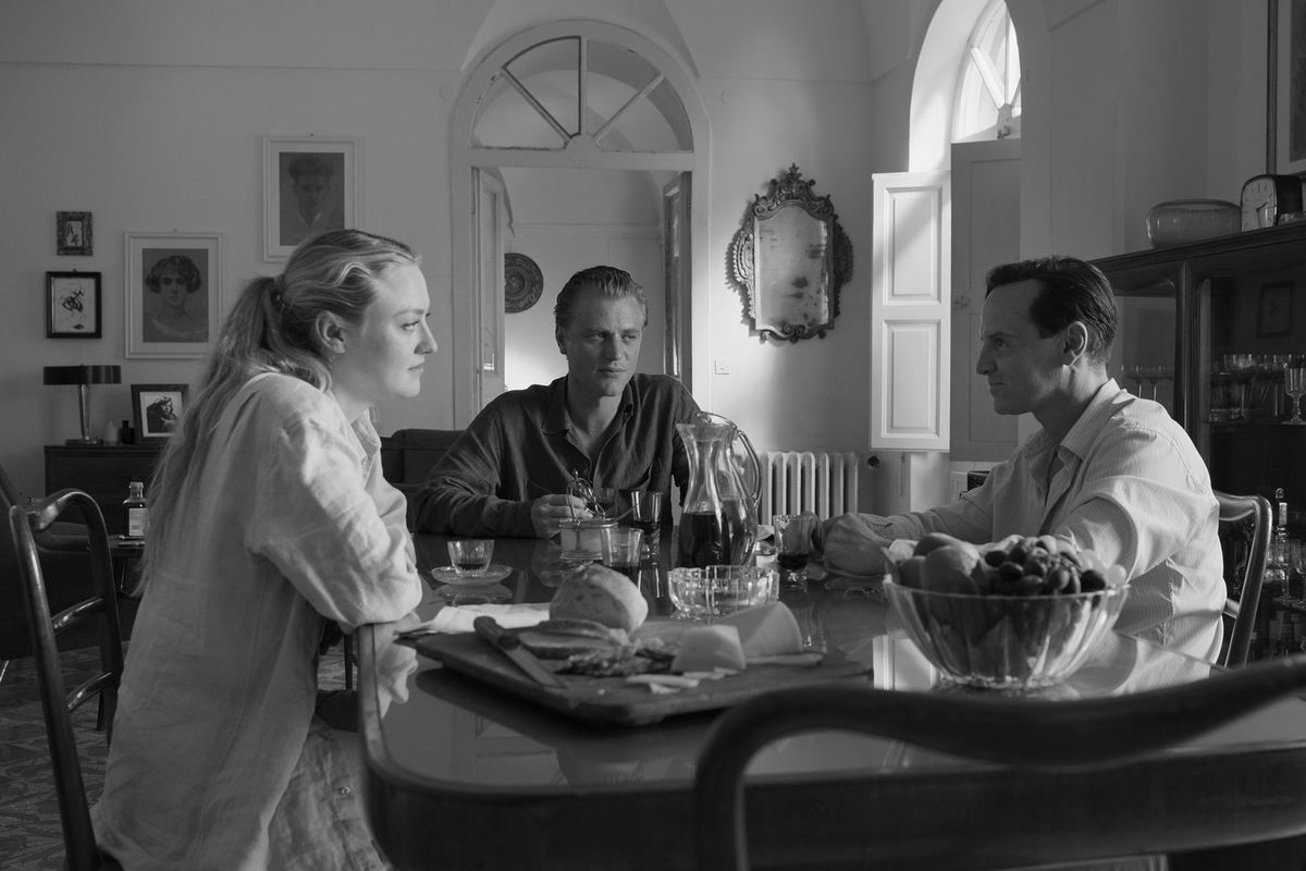 Zľava: Dakota Fanning, Johnny Flynn a Andrew...