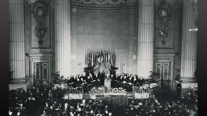 1949
Dvanásť krajín podpisuje Severoatlantickú...