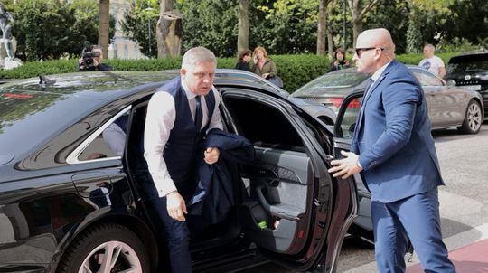 V centrále SNS sa koná stretnutie koaličných...