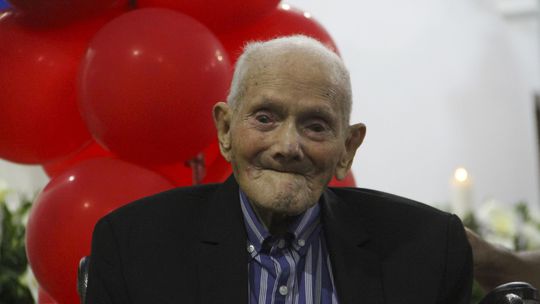 Zomrel najstarší muž na svete, mal 114 rokov