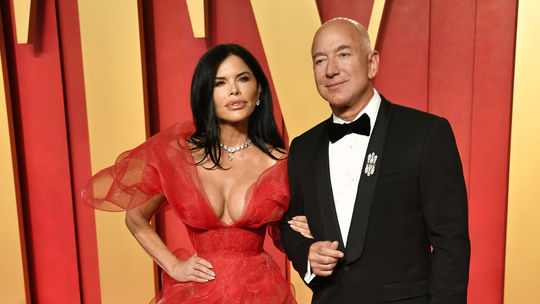 Miliardár Jeff Bezos a jeho snúbenica Lauren...