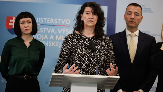 Na snímke vpredu zástupkyňa riaditeľky...