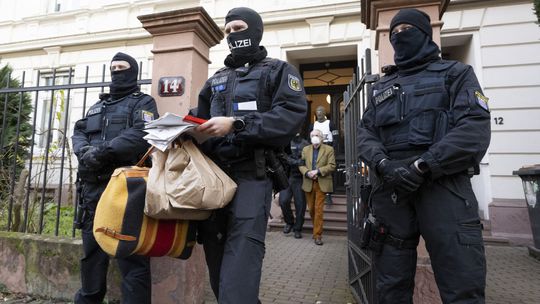 Pravicoví extrémisti ako policajti? V Nemecku ich odhalili stovky