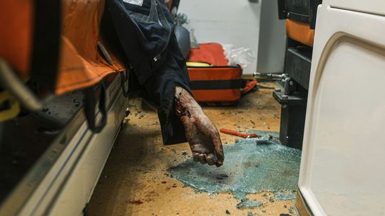 Mŕtve telo záchranára vo vnútri sanitky po...