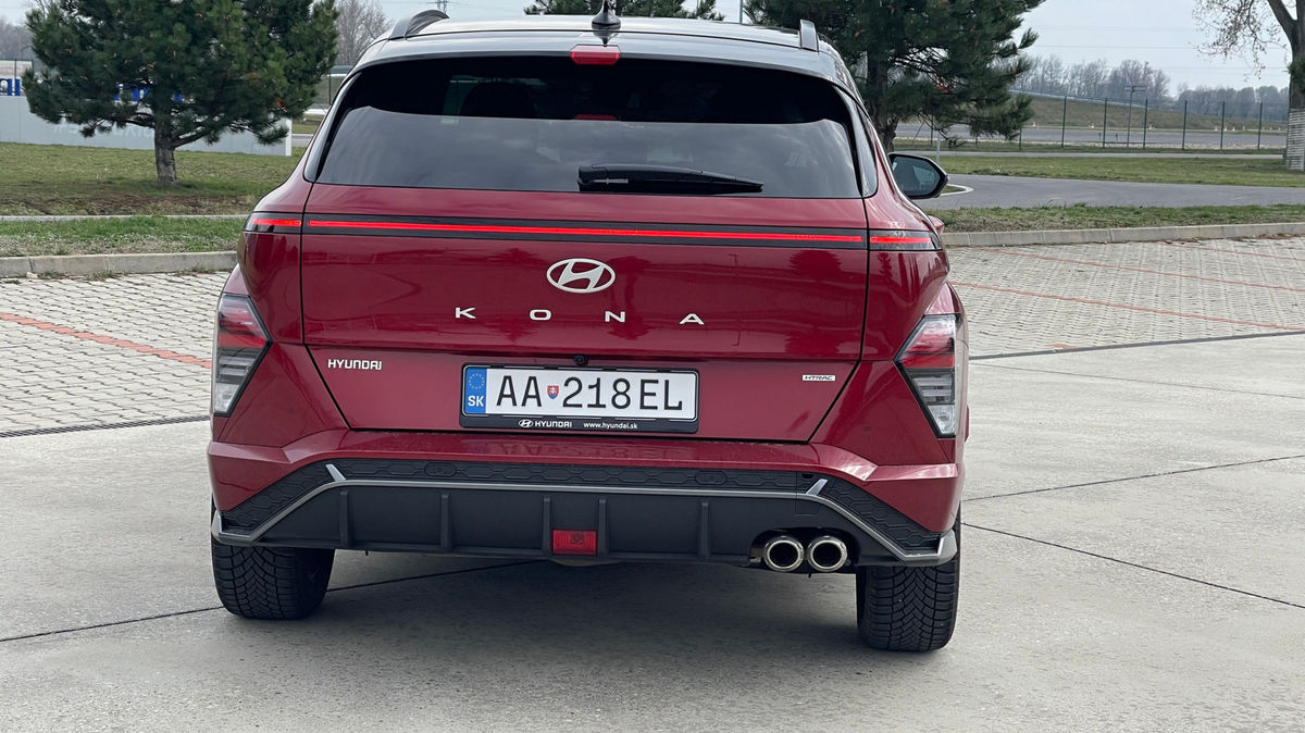 Kona je pri pohľade zozadu nezameniteľná.