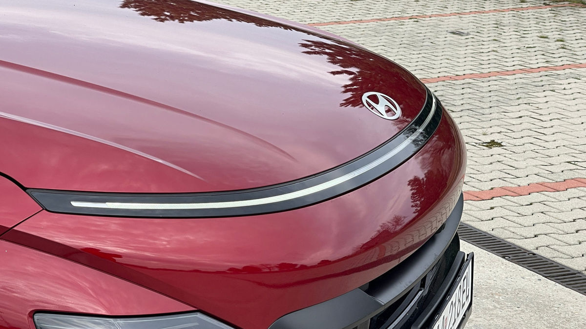 Auto ozvláštňuje úzky LED pás nielen vpredu,...