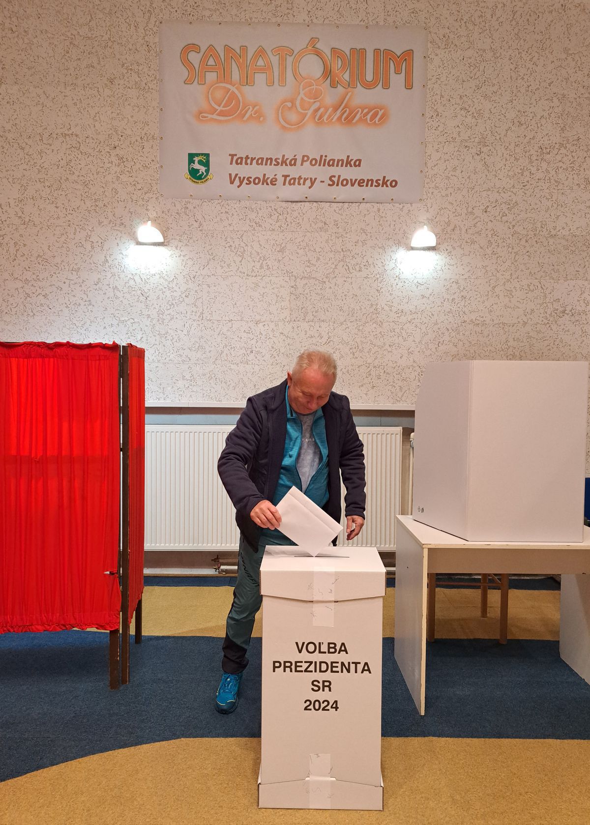 Na snímke volič počas volebného aktu vo...