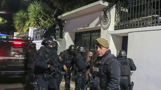 Po policajnej razii na ambasáde prerušilo Mexiko diplomatické vzťahy s Ekvádorom