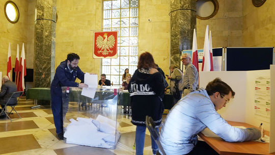 Tuskova vláda po štyroch mesiacoch pri moci čelí skúške. V Poľsku sa konajú komunálne voľby 