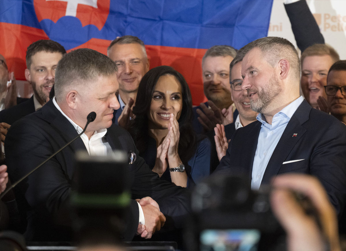Peter Pellegrini (vpravo) reaguje na predbežné...