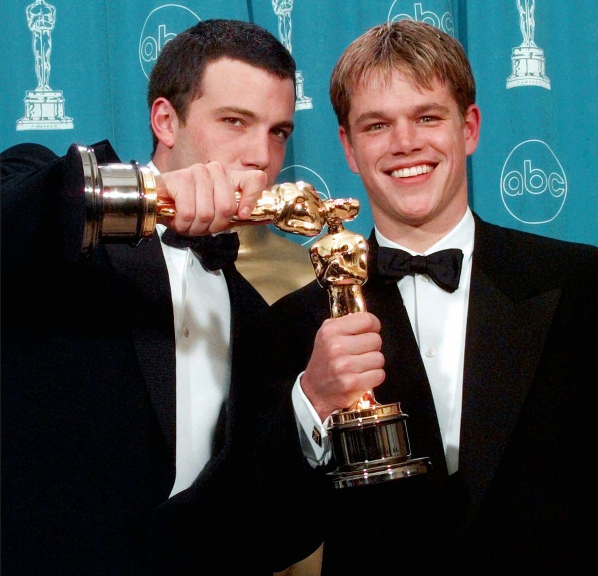 Ben Affleck (vľavo) a Matt Damon s Oscarom za...