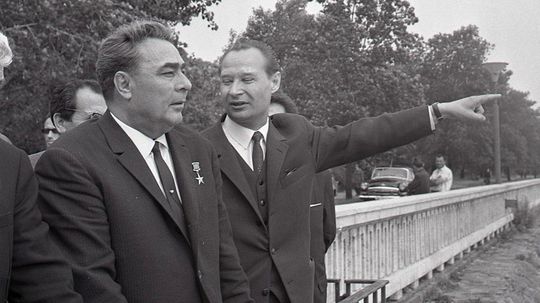 Putinovi historici považujú za pochopiteľné, že Brežnev poslal tanky proti Dubčekovi