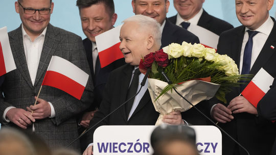 V poľských komunálnych voľbách podľa predbežných odhadov zvíťazí strana PiS