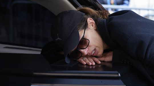 Režisérka Maïwenn bozkáva truhlu z ostatkami...