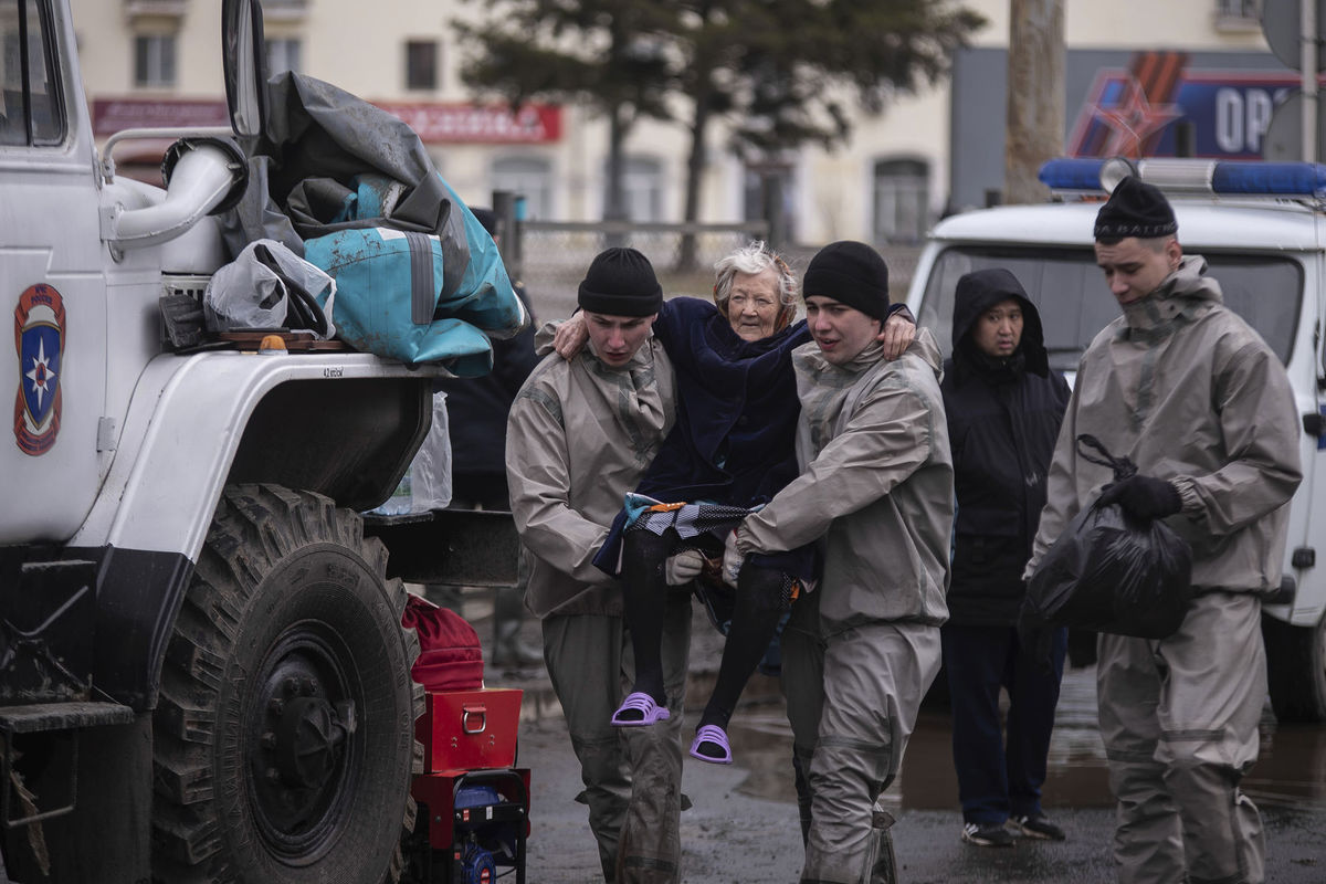 Záchranári pomáhajú s evakuáciou obyvateľstva v...