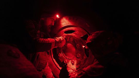 Ukrajinskí vojaci skrutkujú koleso ku kanónu...