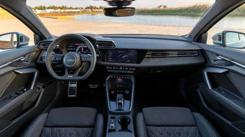 Interiér je plný Alcantary. Nechýbajú športové...