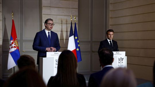 Srbsko patrí do EÚ a nikam inam, vyhlásil Macron po stretnutí s Vučičom