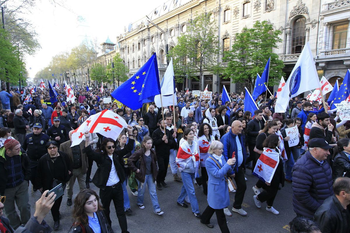 Demonštranti pochodujú pred budovou parlamentu...