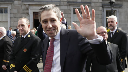 Írsko má najmladšieho premiéra v histórii, Harris získal podporu parlamentu