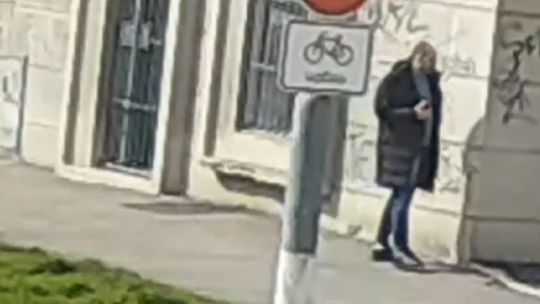 Poznáte ho? Okradol seniorku z Bratislavy o tisíce eur. Polícia žiada o pomoc verejnosť