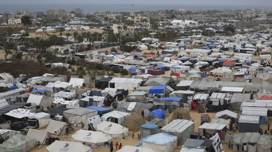 Izrael kúpi 40 000 stanov pre Palestínčanov, ktorých evakuuje z Rafahu