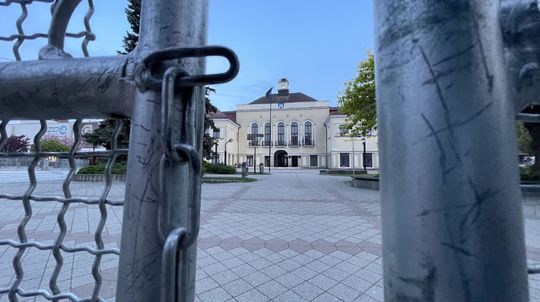 Napojení na sektu? Poslankyňa hovorí, že AllatRa prenikla aj na úrad v Michalovciach a na jarmoku mala stánok